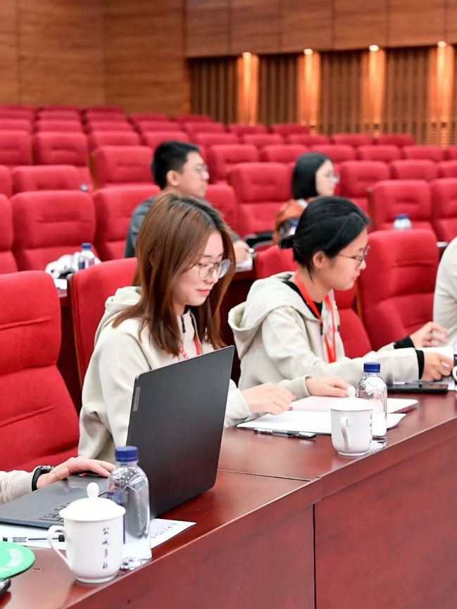 会议室里的人们 描述已自动生成